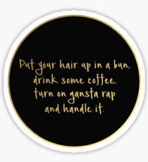 Pegatina Póngase el cabello recogido, beba un poco de café, encienda gangsta rap y manipúlelo.
