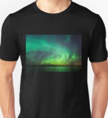 Nordlichter über See in Finnland Slim Fit T-Shirt