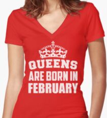 Camiseta entallada de cuello en V Queens nacen en febrero