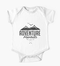 ADVENTURE AWAITS Kurzärmeliger Einteiler