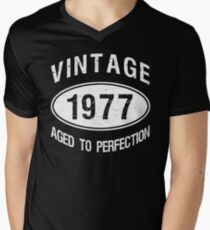 Vintage 1977 Birthday Men's V-Neck T-Shirt