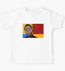 Nicht alles, was vor sich geht, kann geändert werden, aber nichts kann geändert werden, bis es konfrontiert wird. Kinder T-Shirt