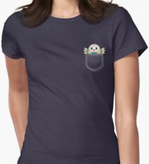 Camiseta entallada Rowlet en un bolsillo