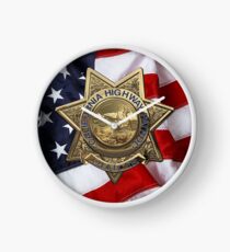 Reloj Patrulla de Caminos de California - Insignia de oficial de policía de CHP sobre bandera estadounidense