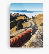Zahnrad-Zug auf Berg Rigi mit alpiner Reichweite im Hintergrund Metallbild