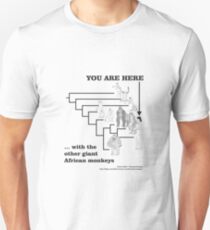 Mit den anderen riesigen afrikanischen Affen Slim Fit T-Shirt