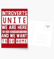 Introvertierte vereinigen sich. Wir sind hier, wir fühlen uns unwohl und wir wollen nach Hause gehen Postkarten