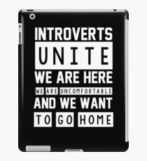 Vinilo o funda para iPad Los introvertidos se unen. Estamos aquí, nos sentimos incómodos y queremos irnos a casa