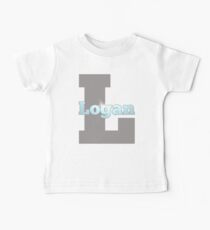 Mein kleiner Junge Logan ist ein Superstar Baby T-Shirt