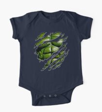 Grüne Muskeltruhe im lila zerrissenen zerrissenen T-Stück Baby Body Kurzarm