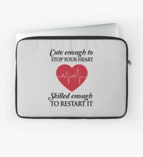 Funda para portátil Enfermeras: lo suficientemente lindo como para detener tu corazón. Lo suficientemente hábil para reiniciarlo