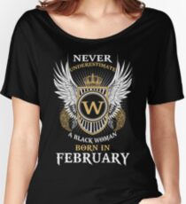 Camiseta ancha para mujer Nunca subestimes a una mujer negra nacida en febrero