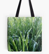 Tautropfen auf grünem Gras Tote Bag