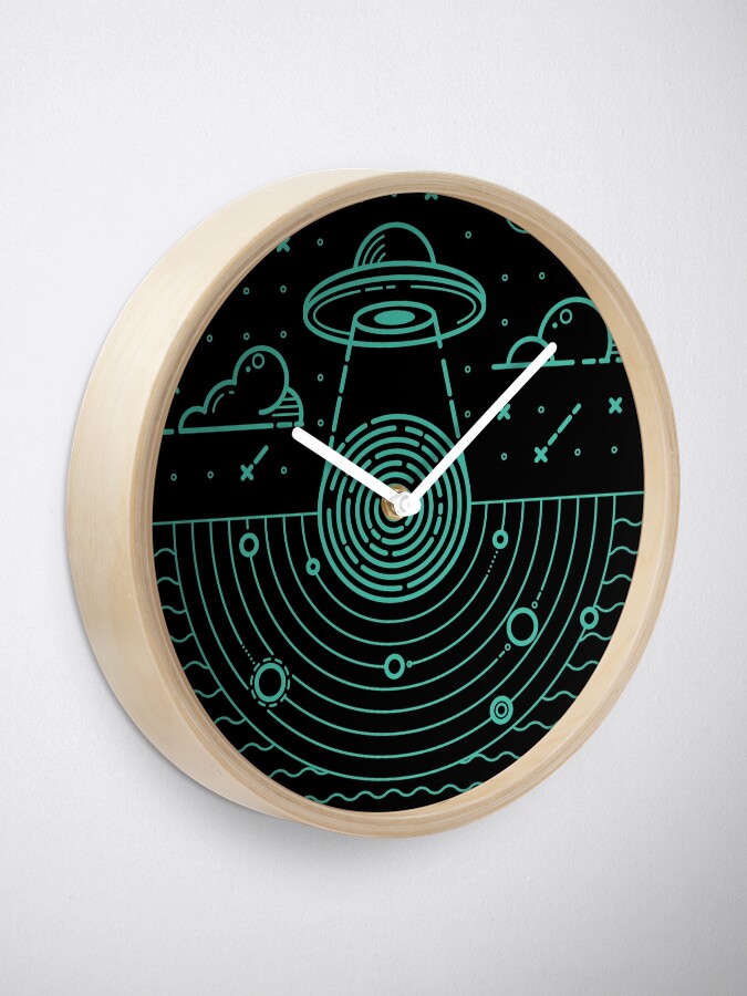 Alternative Ansicht von UFO in dunkler Nacht. Uhr