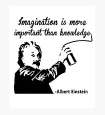 Lámina fotográfica Albert Einstein t shirt Imagination is more important than knowledge