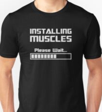 Muskeln installieren Bitte warten Ladebalken Slim Fit T-Shirt