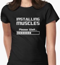 Muskeln installieren Bitte warten Ladebalken Tailliertes T-Shirt