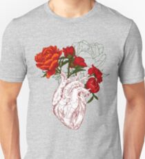 Camiseta ajustada dibujo corazón humano con flores