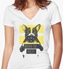 Rebellischer Hund (gelb) Tailliertes T-Shirt mit V-Ausschnitt
