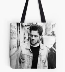 Berühmtheit: Iwan Rheon Tote Bag
