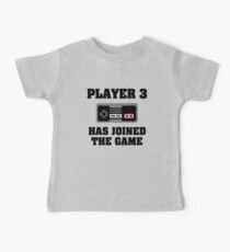 Spieler 3 hat sich dem Spiel lustiger Junge angeschlossen Baby T-Shirt