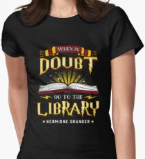 Camiseta entallada En caso de duda, ve a la Biblioteca. La magia está ahí.