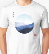 Japanische Landschaftsnatur mit Bergen im Kreis Slim Fit T-Shirt