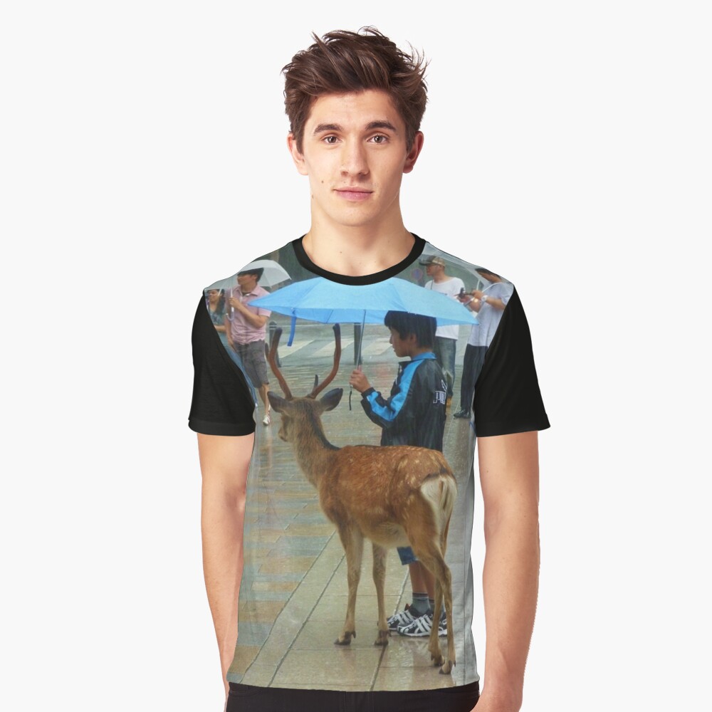 T-shirt graphique « Biche Nara Pluie»