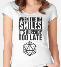 Camiseta entallada de cuello ancho Cuando el DM sonríe ... ya es demasiado tarde