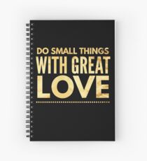 Cuaderno de espiral Hacer cosas pequeñas con gran amor, inspirar compasión Camiseta