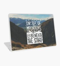 Vinilo para portátil En la cima de las montañas