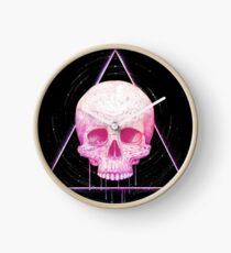 Skull in triangle on black Uhr