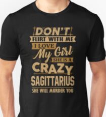 Flirt nicht mit mir Ich liebe mein Mädchen, sie ist ein Crazy Schütze Slim Fit T-Shirt