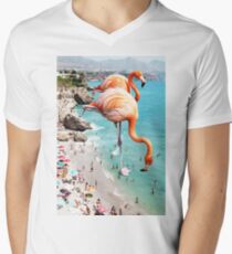 Camiseta para hombre de cuello en v Flamencos en la playa #redbubble #decor