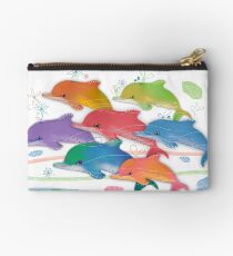 Ein Regenbogen der Delphine Studio Clutch