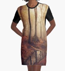 Waldnebenfluß bei Sonnenaufgang im Fall T-Shirt Kleid