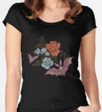 Camiseta entallada de cuello ancho Botánico - polillas y flores nocturnas
