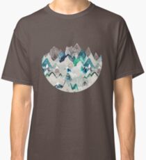 Camiseta clásica Llamada de las montañas (en árbol de hoja perenne)