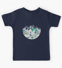 Camiseta para niños Llamada de las montañas (en árbol de hoja perenne)