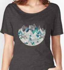 Camiseta ancha para mujer Llamada de las montañas (en árbol de hoja perenne)