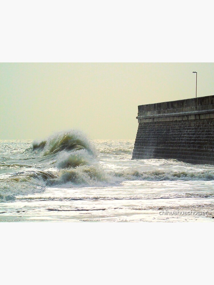 Waves over Ramsgate by chihuahuashower