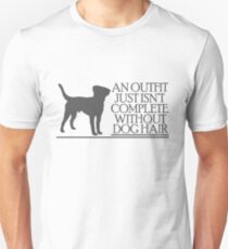 Camiseta unisex Un atuendo no está completo sin el pelo de perro