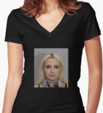 Tana Mongeau Coachella Mugshot Tailliertes T-Shirt mit V-Ausschnitt