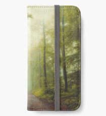 Lange Waldwanderung iPhone Flip-Case/Hülle/Skin