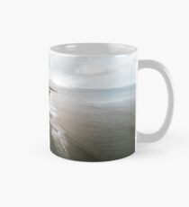 Schwermütiger schwarzer Sandstrand in Island - Landschaftsfotografie Tasse (Standard)
