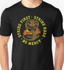Cobra kai - Schlag zuerst - Schlag schwer - keine Gnade - HD gelbe helle Variante Unisex T-Shirt