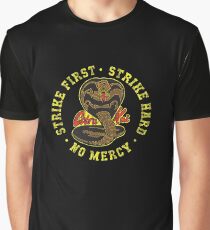 Cobra Kai - Strike First - Strike Hard - Keine Gnade - HD Distressed Variante 2 Grafik T-Shirt