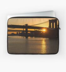 Funda para portátil Magia de la ciudad de Nueva York - icónica Brooklyn Bridge Sunrise