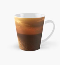 Taza cónica La puesta de sol de la tarde. Costa mediterránea.