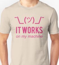 Camiseta unisex Funciona en mi máquina: excusa del programador: diseño de texto rosa